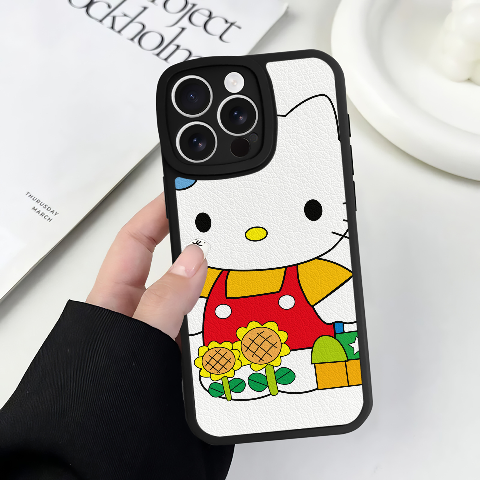 （画像用） Hello Kitty ハローキティ 【iPhone 16シリーズ対応】シリコンスマホケース（レザー調） 材質：シリコン